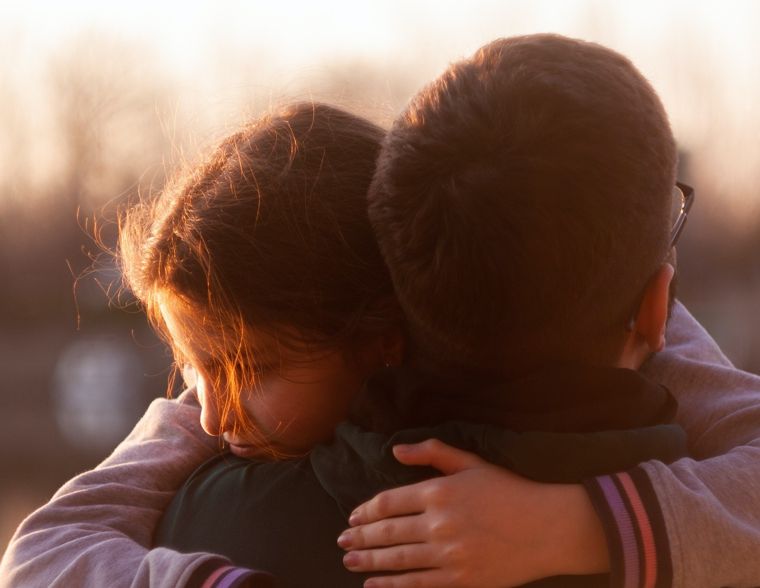 A little girl holding hugging a man | Source: Pexels