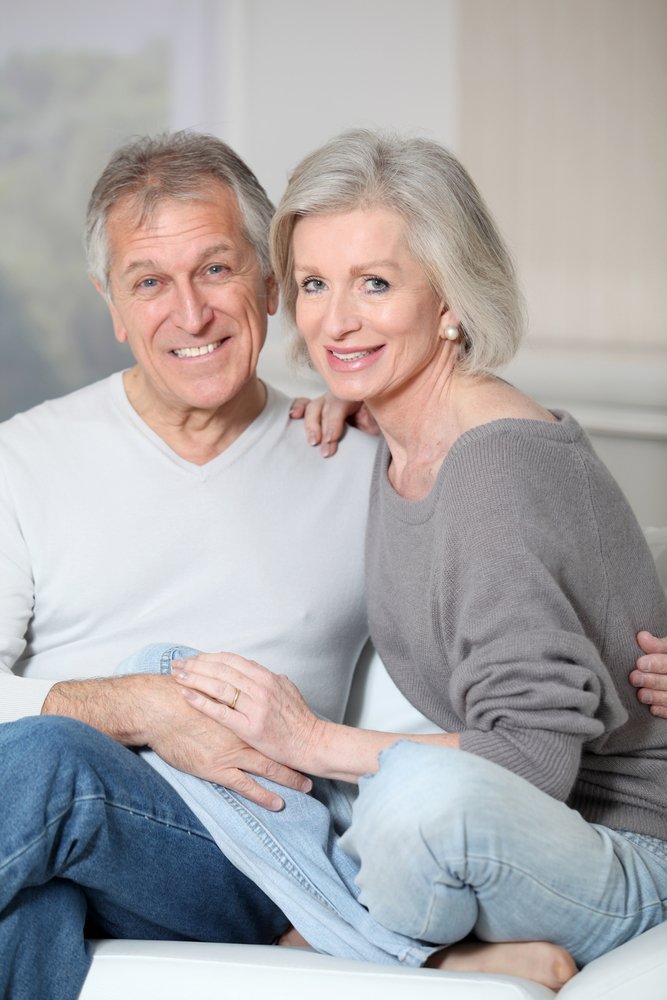 Un couple âgé souriant. l Source : Shutterstock
