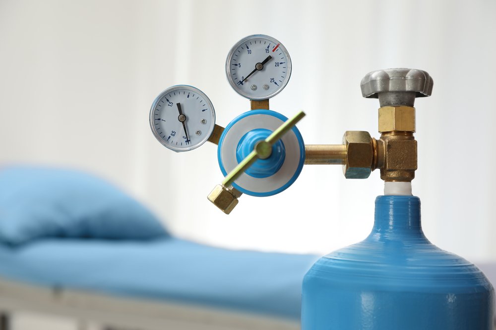 Tanque de oxígeno con válvula reguladora en una habitación. | Foto: Shutterstock