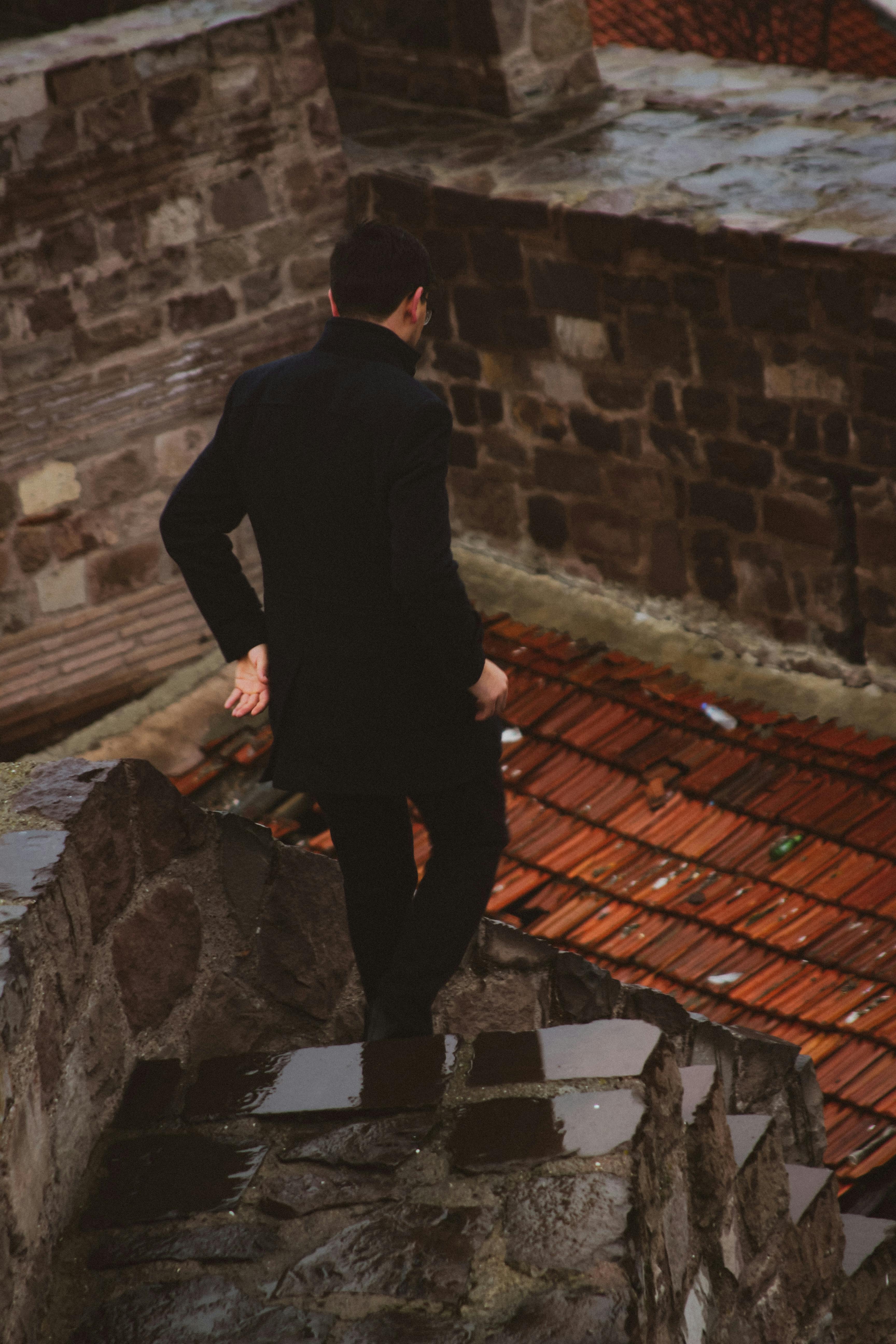 A man walking down the stone steps | Source: Pexels