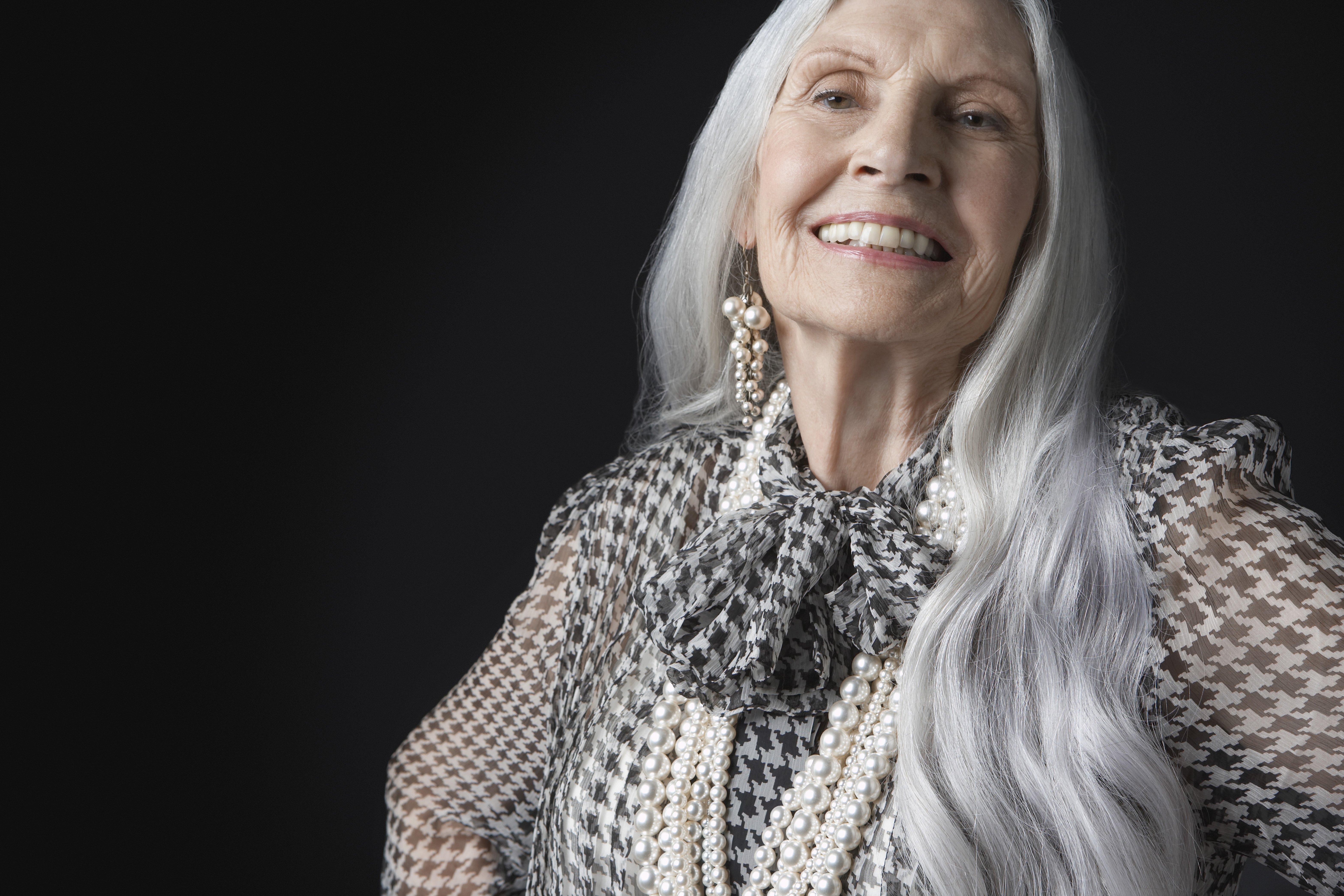 Mujer con hermosa cabellera gris. | Foto: Shutterstock