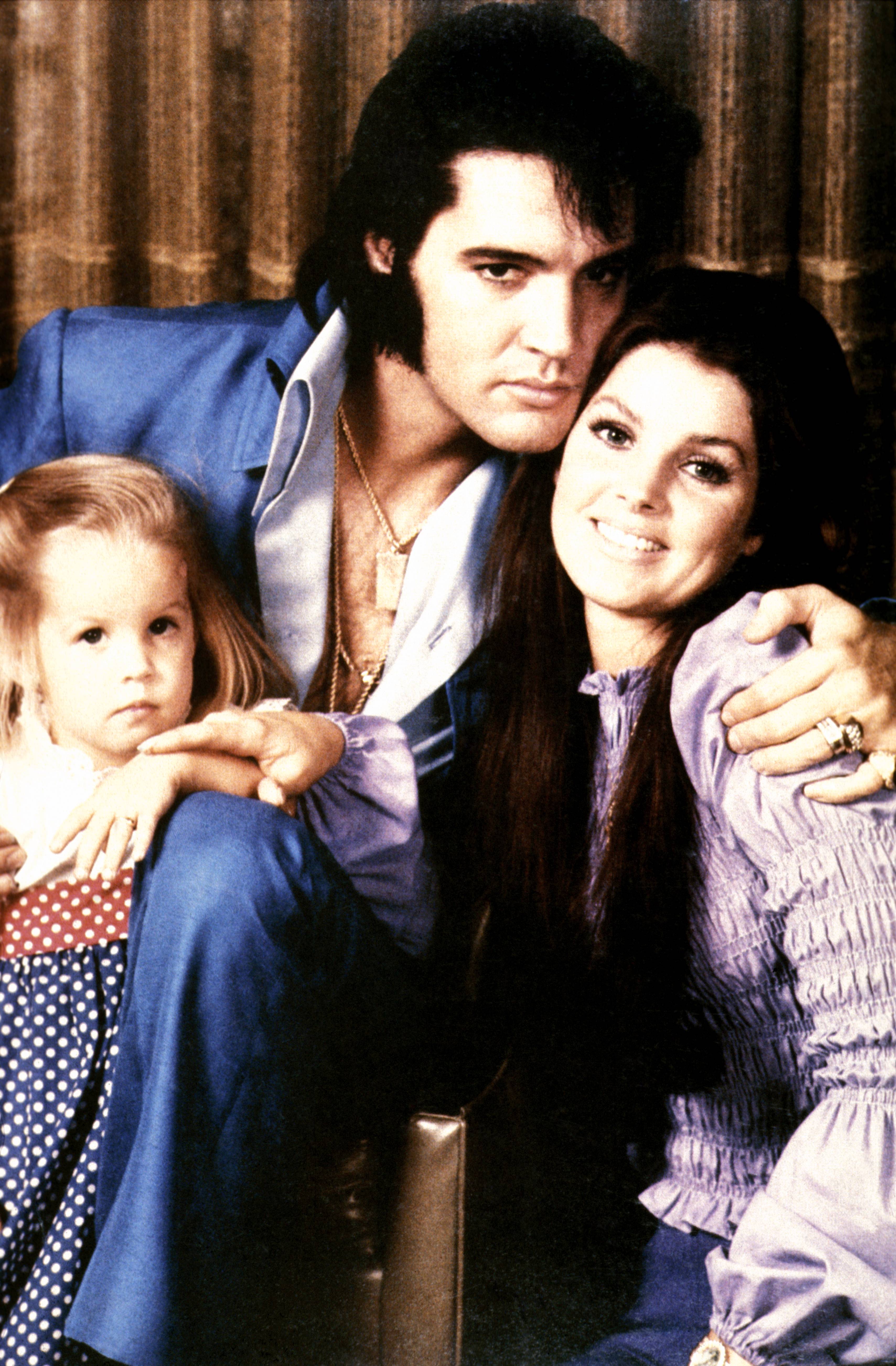 Lisa-Marie Presley und Priscilla Presley und Elvis Presley mit seiner Frau Priscilla und seiner Tochter Lisa-Marie - um 1970 | Quelle: Getty Images