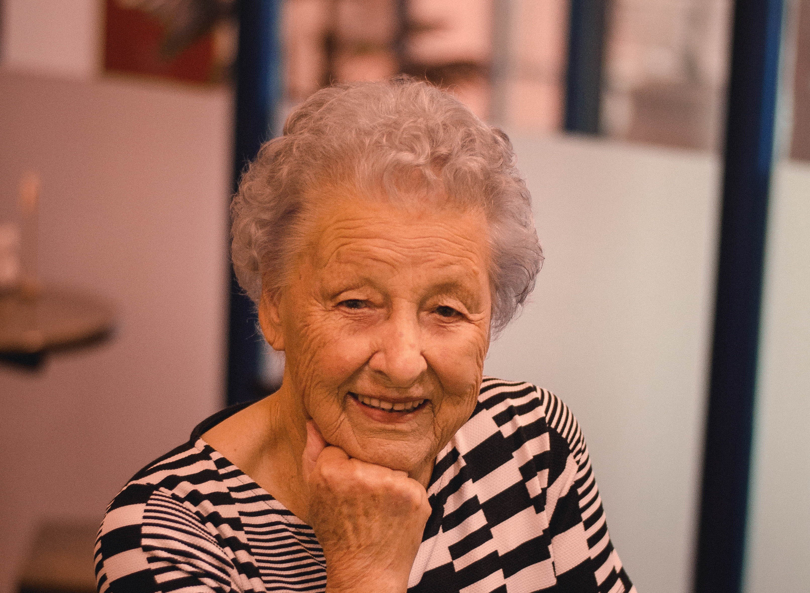 Die süße alte Dame lächelt schadenfroh, als sie den OP erblickt | Quelle: Pexels