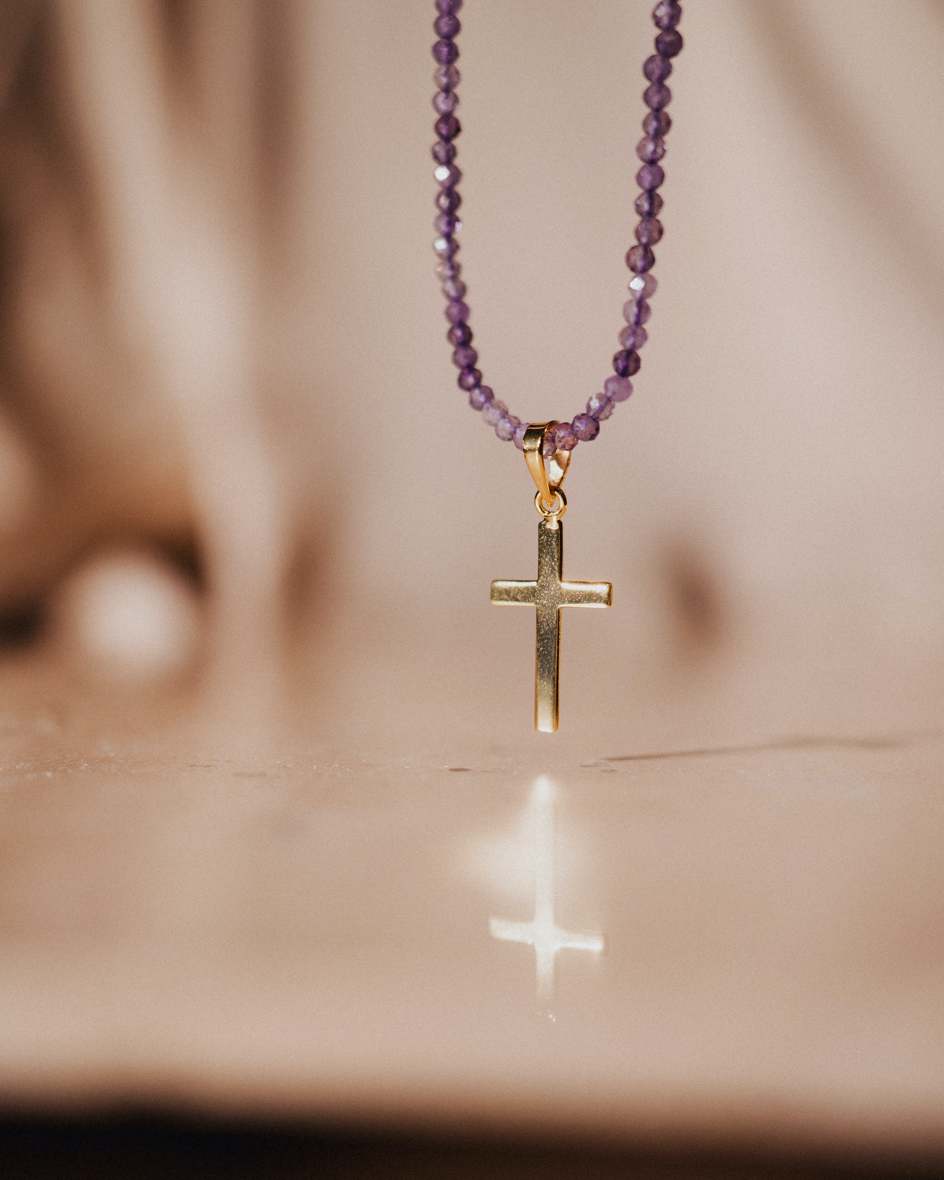 Close-up of a necklace with a cross pendant | Source: Pexels
