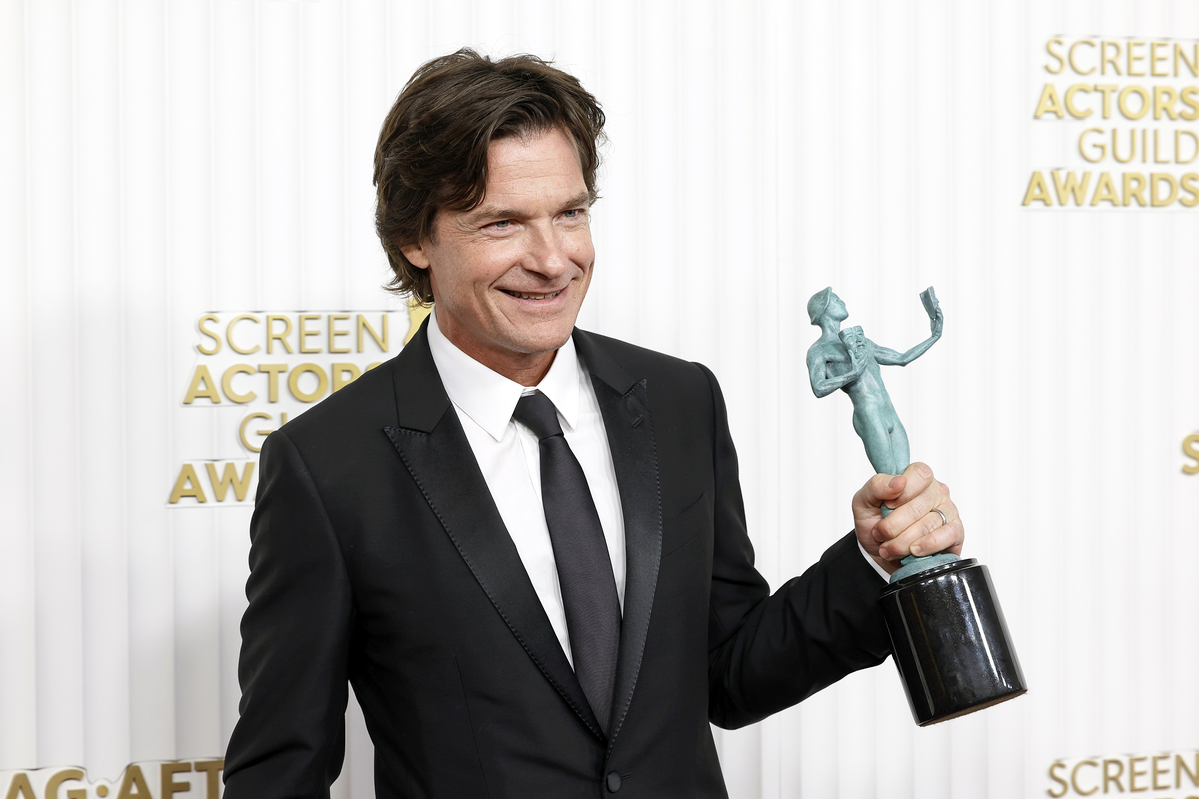 Jason Bateman receives the Male Actor in a Drama Series award for"Ozark" on February 26, 2023 | Source: Getty Images