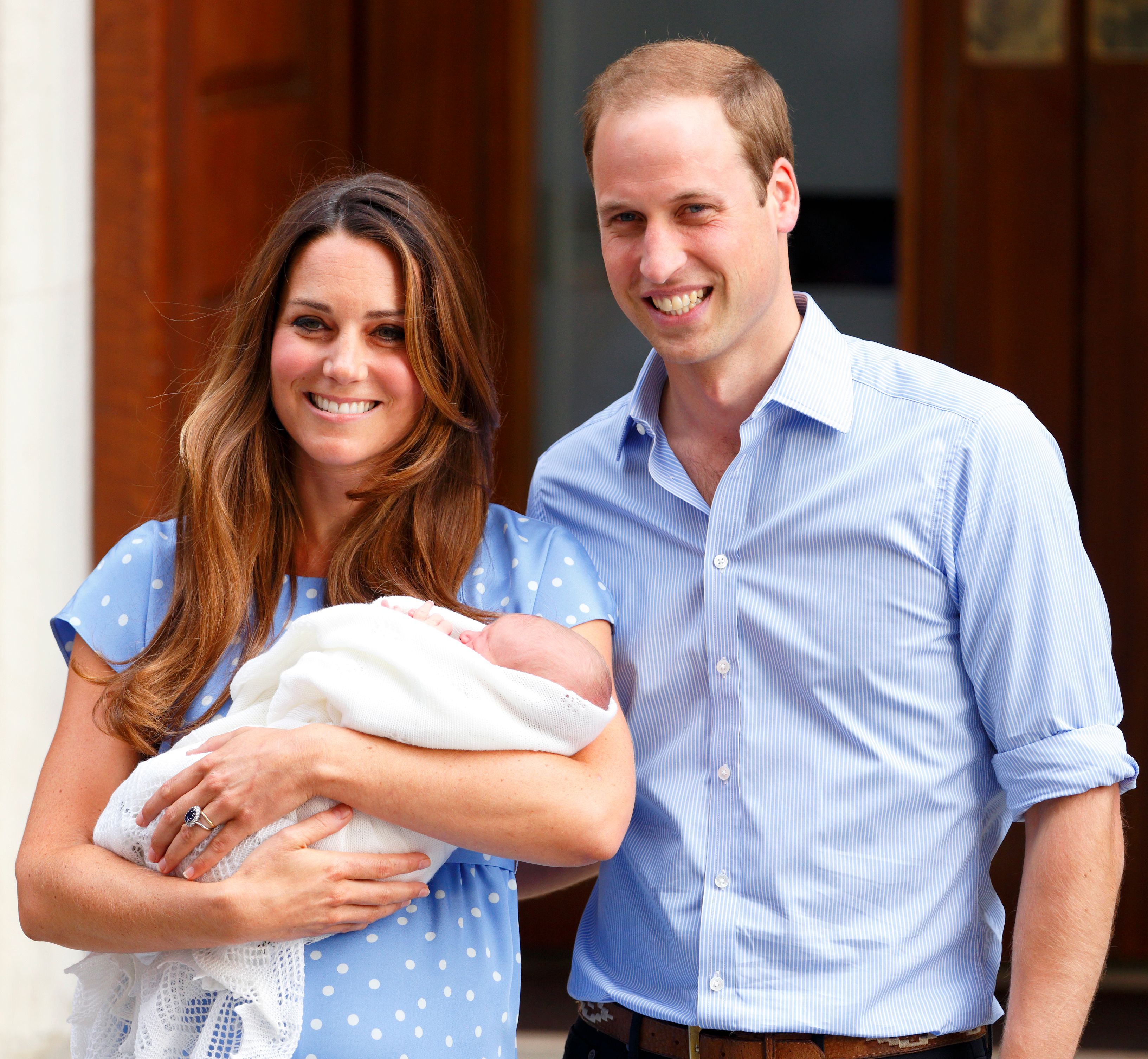 Katherine Middleton and Prince William with their newborn son at St Mary's Hospital on July 23, 2013. | Photo: Getty Images