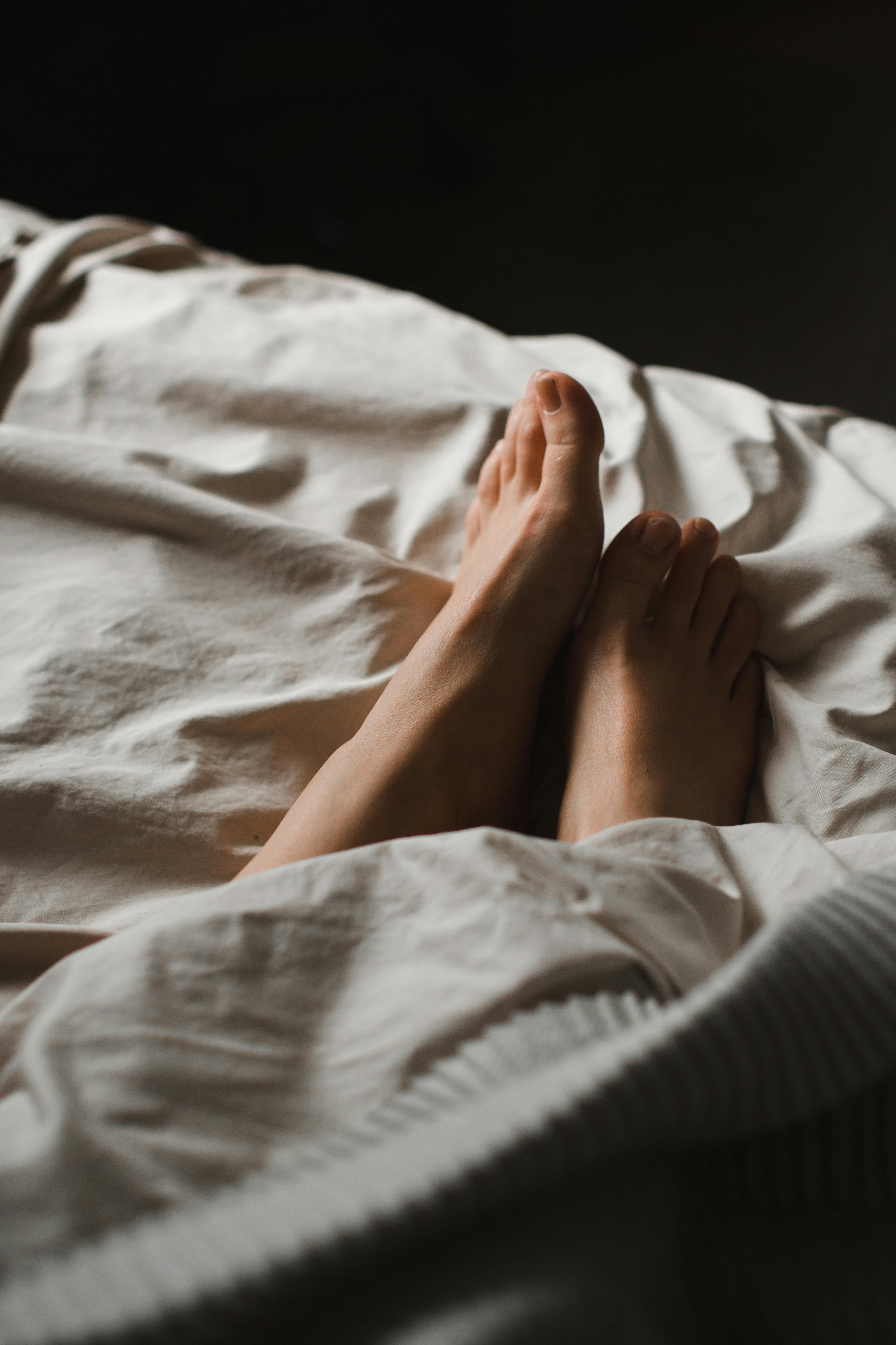 Feet under covers | Source: Pexels