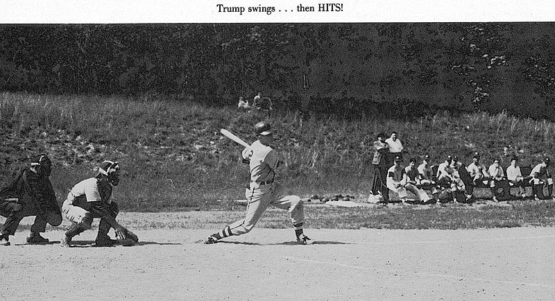 Donald Trump jouant au baseball en 1962. l Source : Getty Images