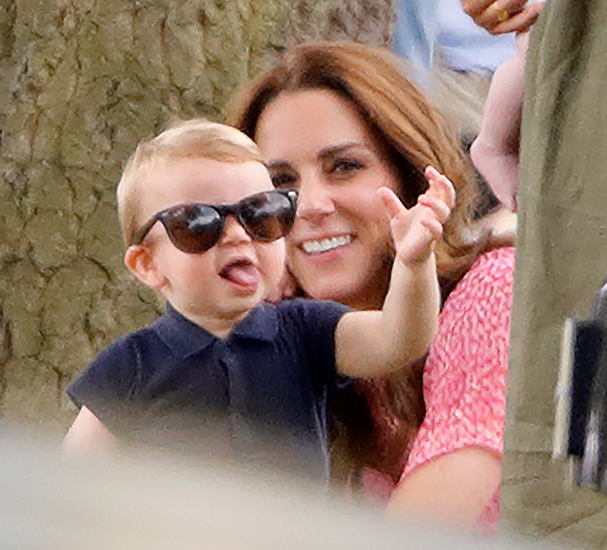 El príncipe Luis gesticula bajo la mirada enternecida de su madre. | Foto: Getty Images