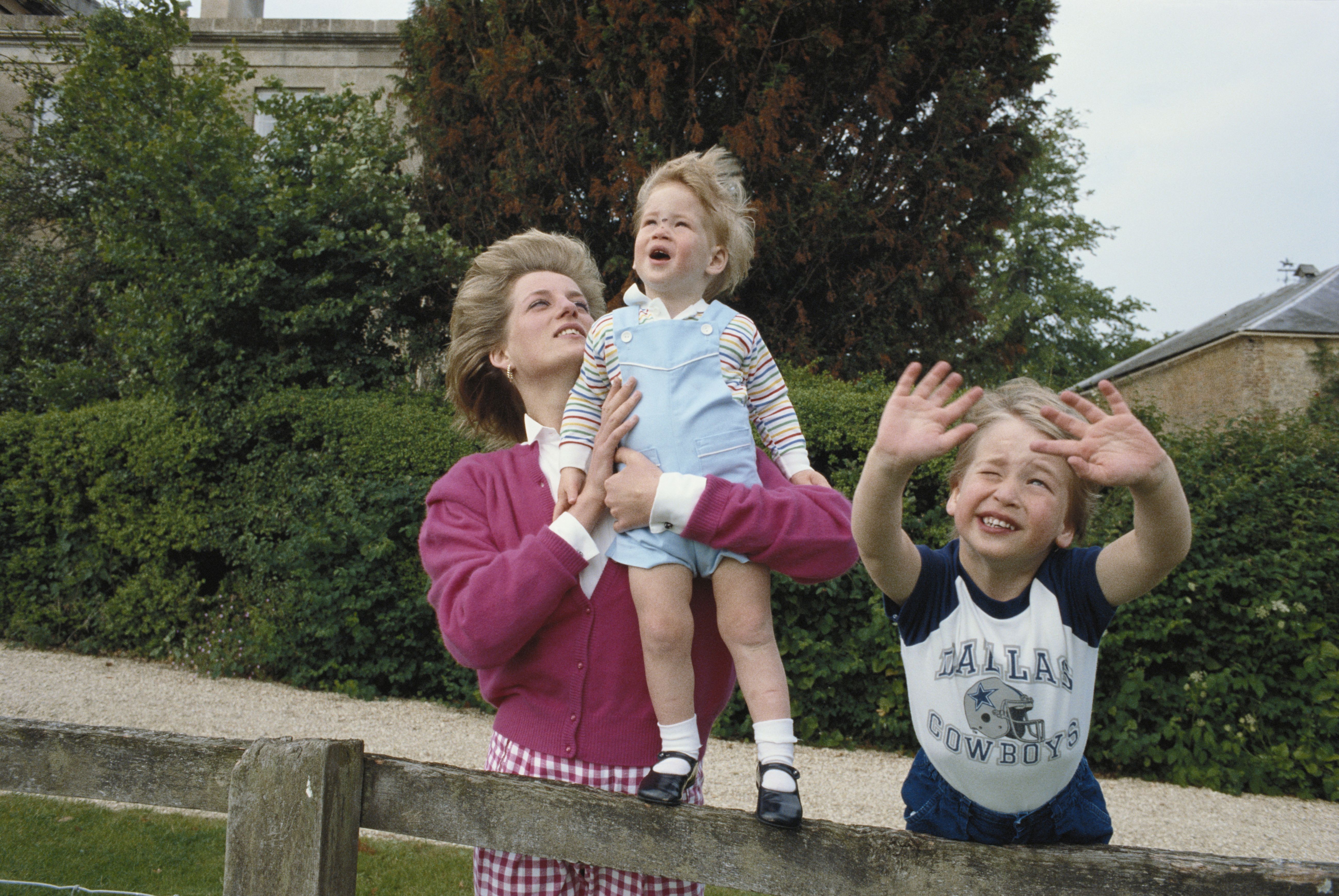 Princesa Diana y príncipes Harry y William en Gloucestershire en julio de 1986. | Foto: Getty Images