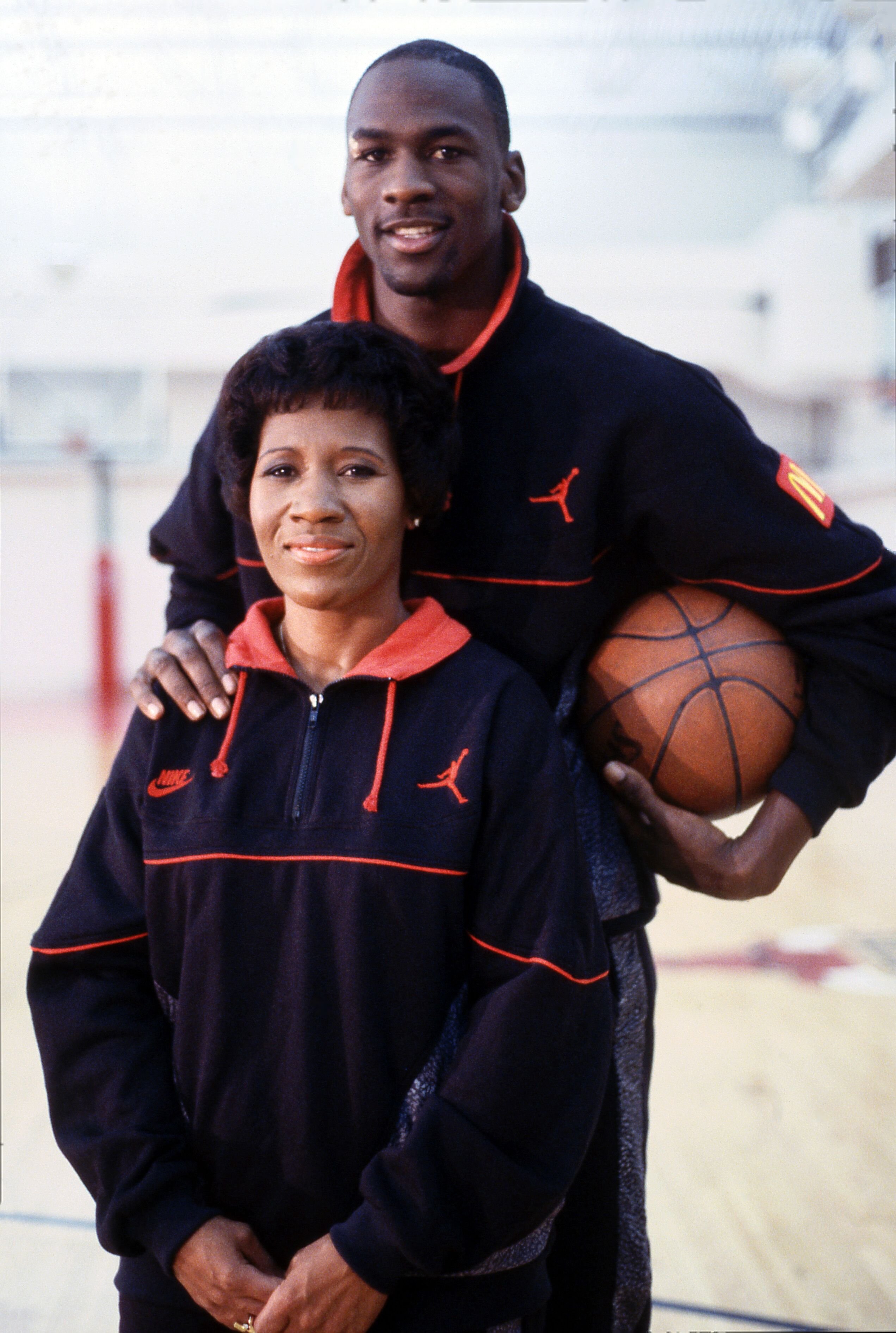 La leyenda de la NBA Michael Jordan y su madre Deloris Jordan en 1988. |  Foto: Getty Images
