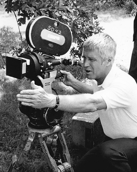  George Peppard  adjusting an Arriflex camera on the set of the television series "Banacek," circa 1973.| Photo:Getty Images
