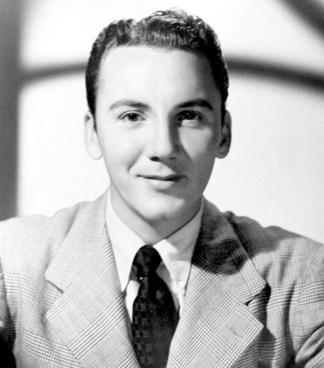 A studio portrait of Cameron Mitchell, circa 1940s. | Photo: MGM studio portrait, Public domain, via Wikimedia Commons