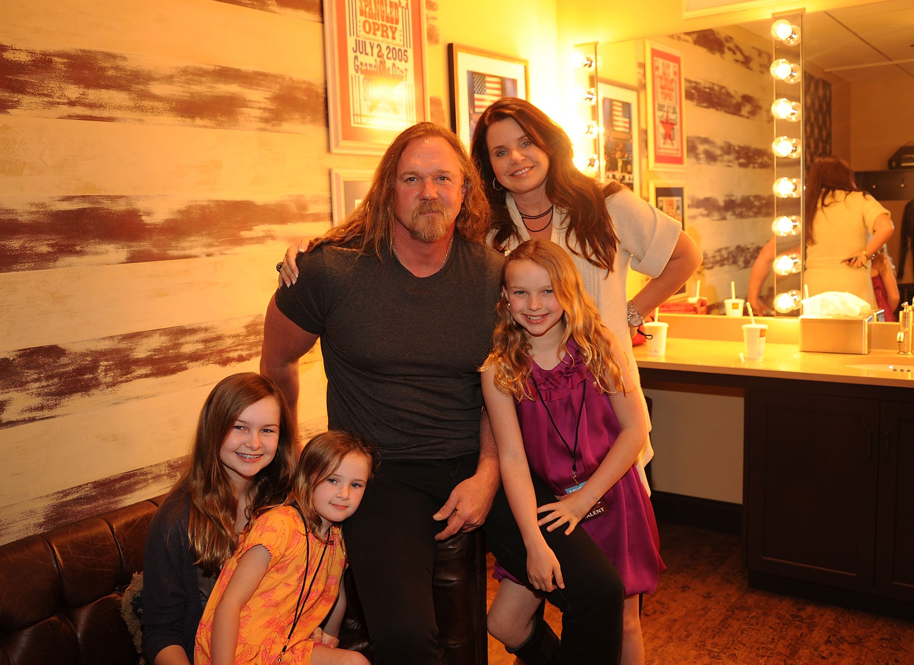 Trace Adkins with children and Rhonda Forlaw during a 2011 concert in Nashville. | Photo: Getty Images