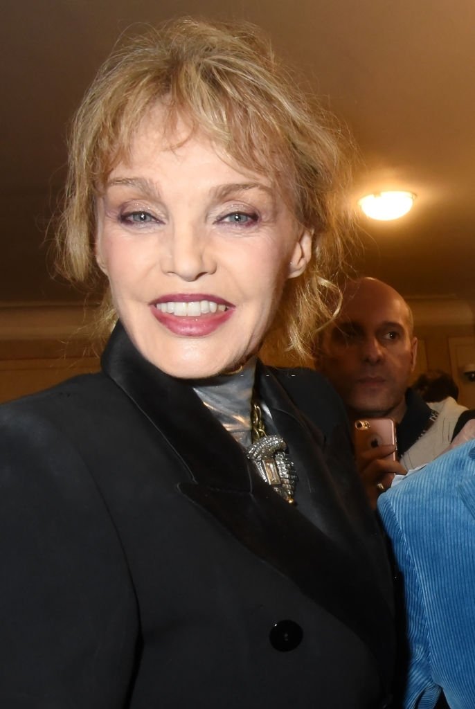 PARIS, FRANCE - 22 JANVIER : Arielle Dombasle assiste au défilé de Haute Couture Jean-Paul Gaultier Printemps/Été 2020 dans le cadre de la Fashion Week de Paris au Théâtre du Châtelet le 22 janvier 2020 à Paris, France. | Photo : Getty Images PARIS, FRANCE - 22 JANVIER : Arielle Dombasle assiste au défilé de Haute Couture Jean-Paul Gaultier Printemps/Été 2020 dans le cadre de la Fashion Week de Paris au Théâtre du Châtelet le 22 janvier 2020 à Paris, France. | Photo : Getty Images