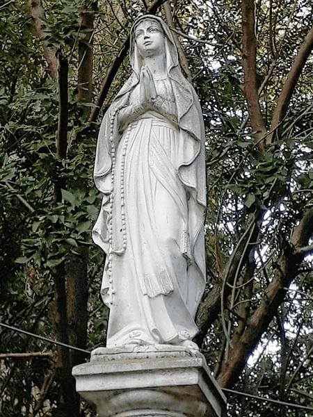 Estatua de Nuestra Señora de Lourdes. | Foto: Wikimedia Commons Estatua de Nuestra Señora de Lourdes. | Foto: Wikimedia Commons