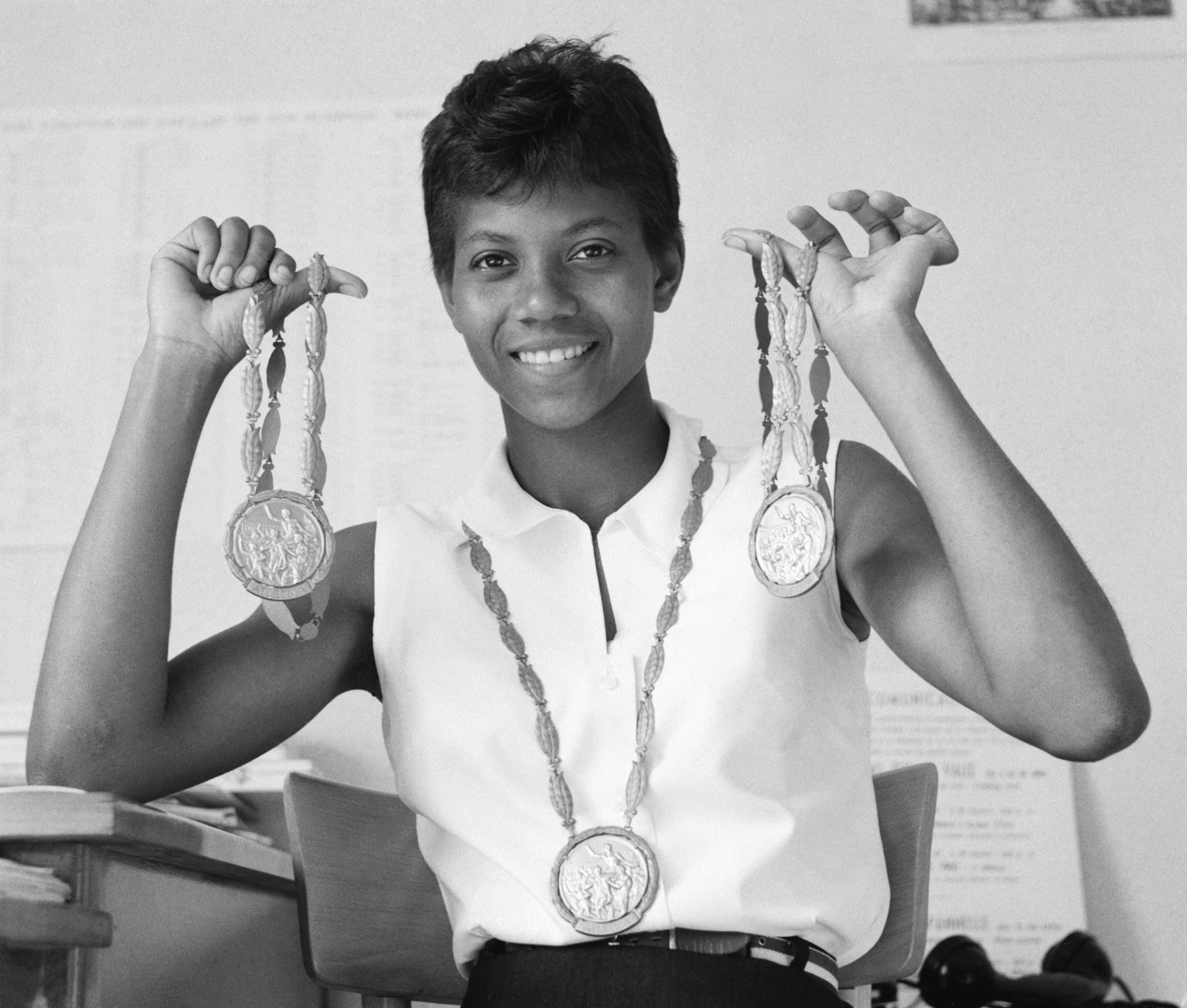 Wilma Rudolph shows off the three gold medals she won at the 1960 Olympics in Rome on September 8, 1960 | Photo: Getty Images