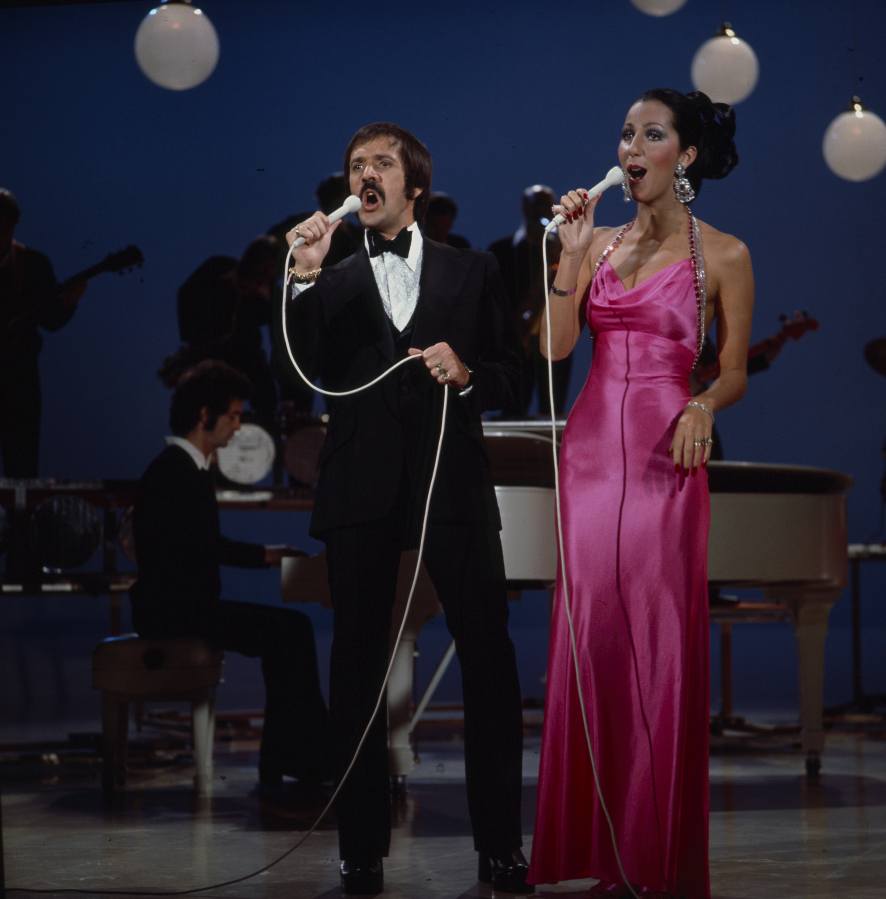 Sonny Bono und Cher bei ihrem Auftritt in der "The Sonny Comedy Revue" | Quelle: Getty Images