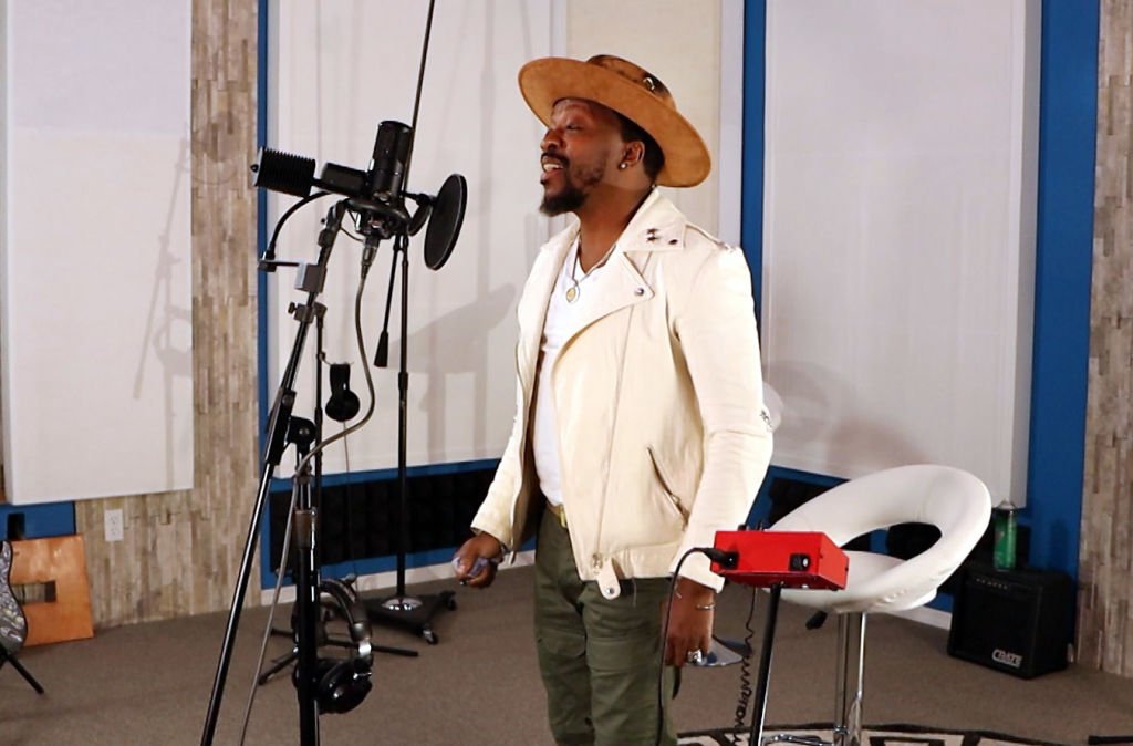 Anthony Hamilton performs during "Saving Our Selves: A BET COVID-19 Effort" airing on April 22, 2020. | Photo: Getty Images