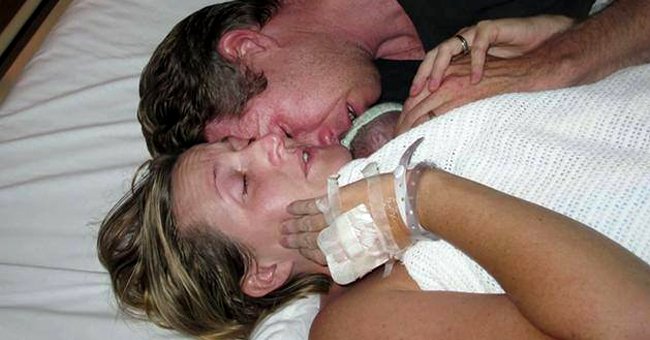 Kate and David Ogg cuddling their twin baby boy, Jamie, after he was pronounced dead. | Photo: facebook.com/abc7chicago