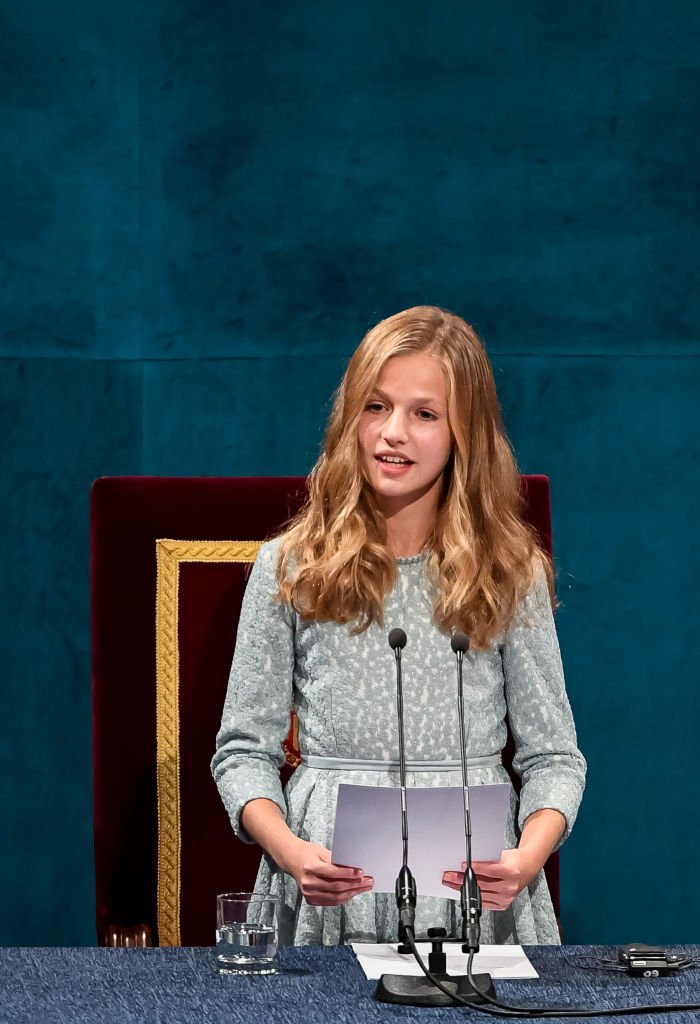 La Princesa Leonor de España asiste a la ceremonia de entrega de los Premios Princesa de Asturias 2019 en el Teatro Campoamor el 18 de octubre de 2019 en Oviedo, España | Imagen: Getty Images. La Princesa Leonor de España asiste a la ceremonia de entrega de los Premios Princesa de Asturias 2019 en el Teatro Campoamor el 18 de octubre de 2019 en Oviedo, España | Imagen: Getty Images.