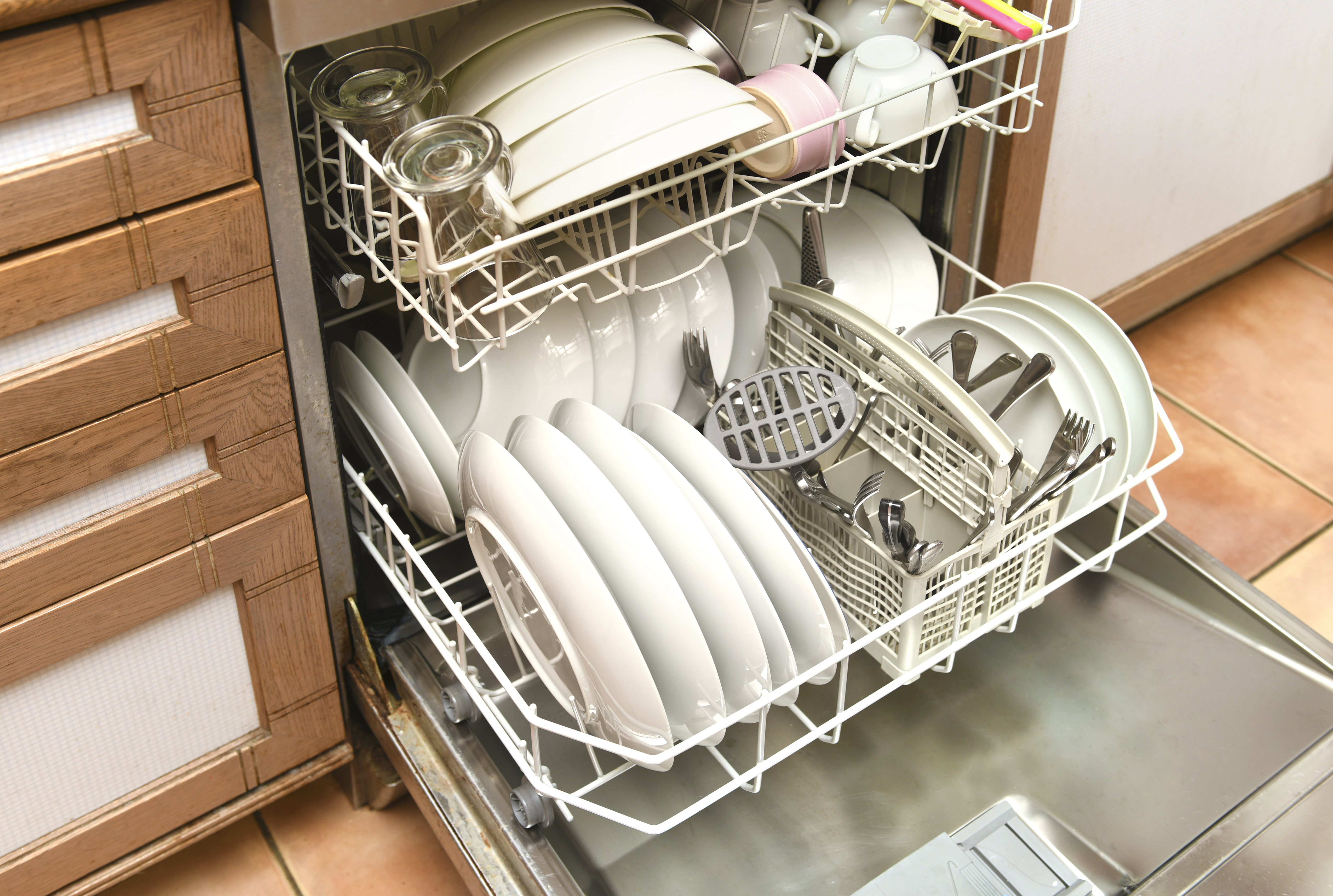 Un lave-vaiselle rempli d'assiette | source : Getty Images