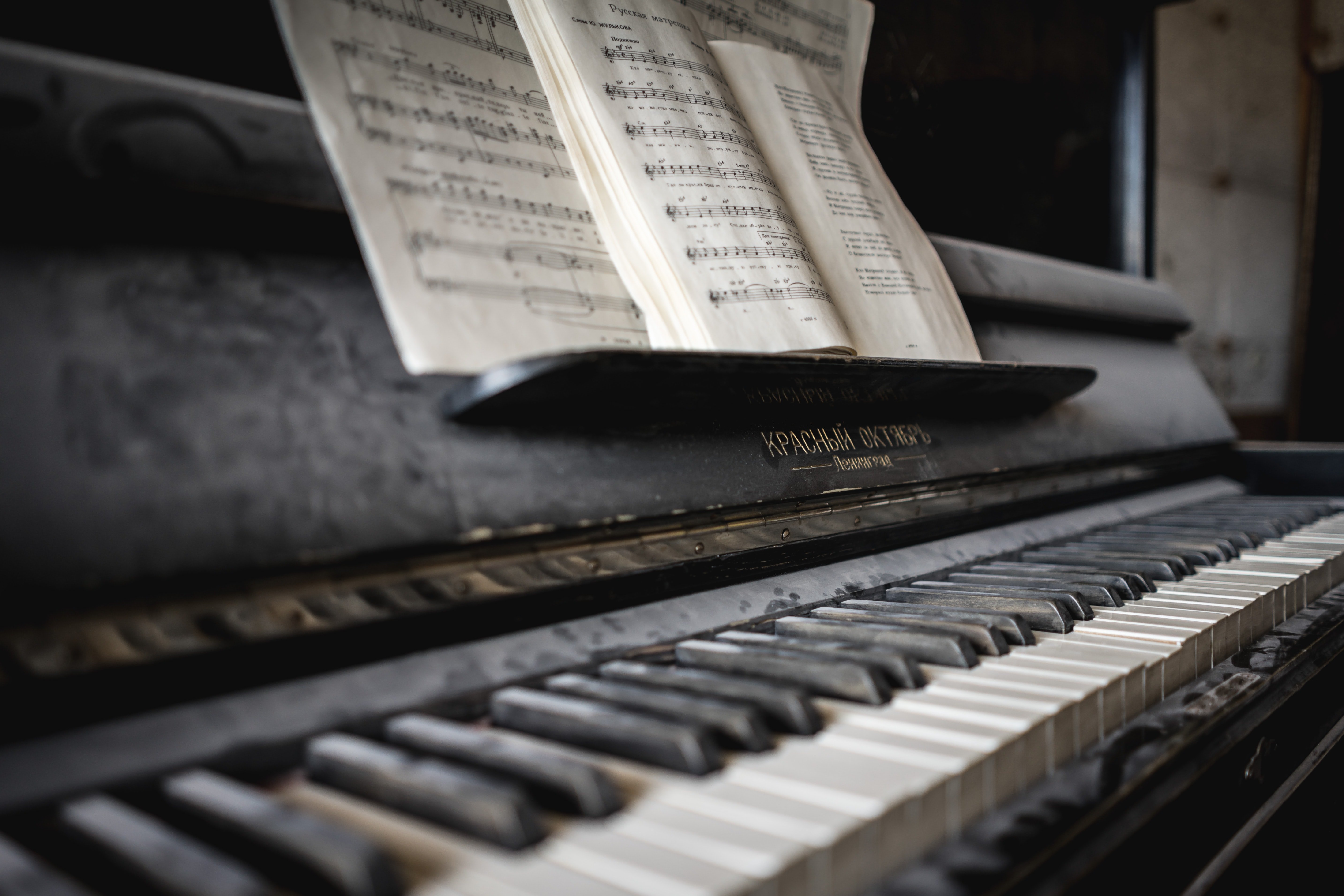 Mrs. Cooper was willing to give away the piano to Adele, but on a condition. | Source: Unsplash