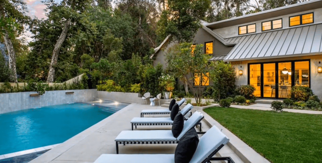 Poolbereich von Cameron Diaz' ​​Beverly Hills Villa. | Quelle: YouTube/TopTenFamous