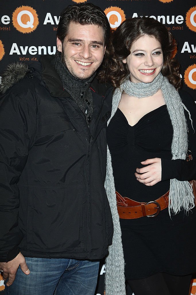 Julien Dassin et Elodie assistent à la première musicale "Avenue Q" à Bobino le 9 février 2012 à Paris, France. | Photo : Getty Images