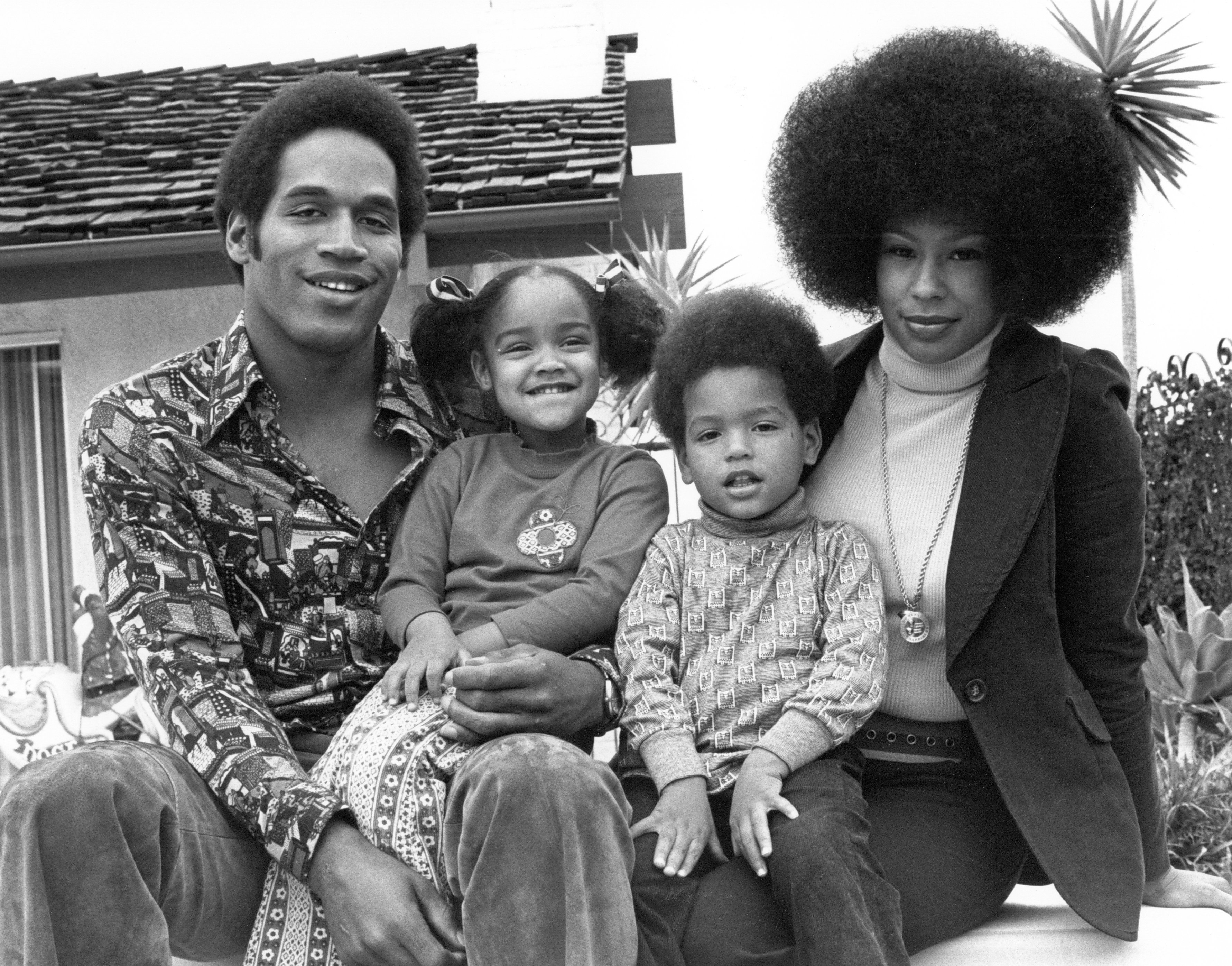 O.J. Simspson poses for a portrait with his ex-wife Marguerite Whitley and their children Arnelle and Jason on January 8, 1973, in Los Angeles | Source: Getty Images