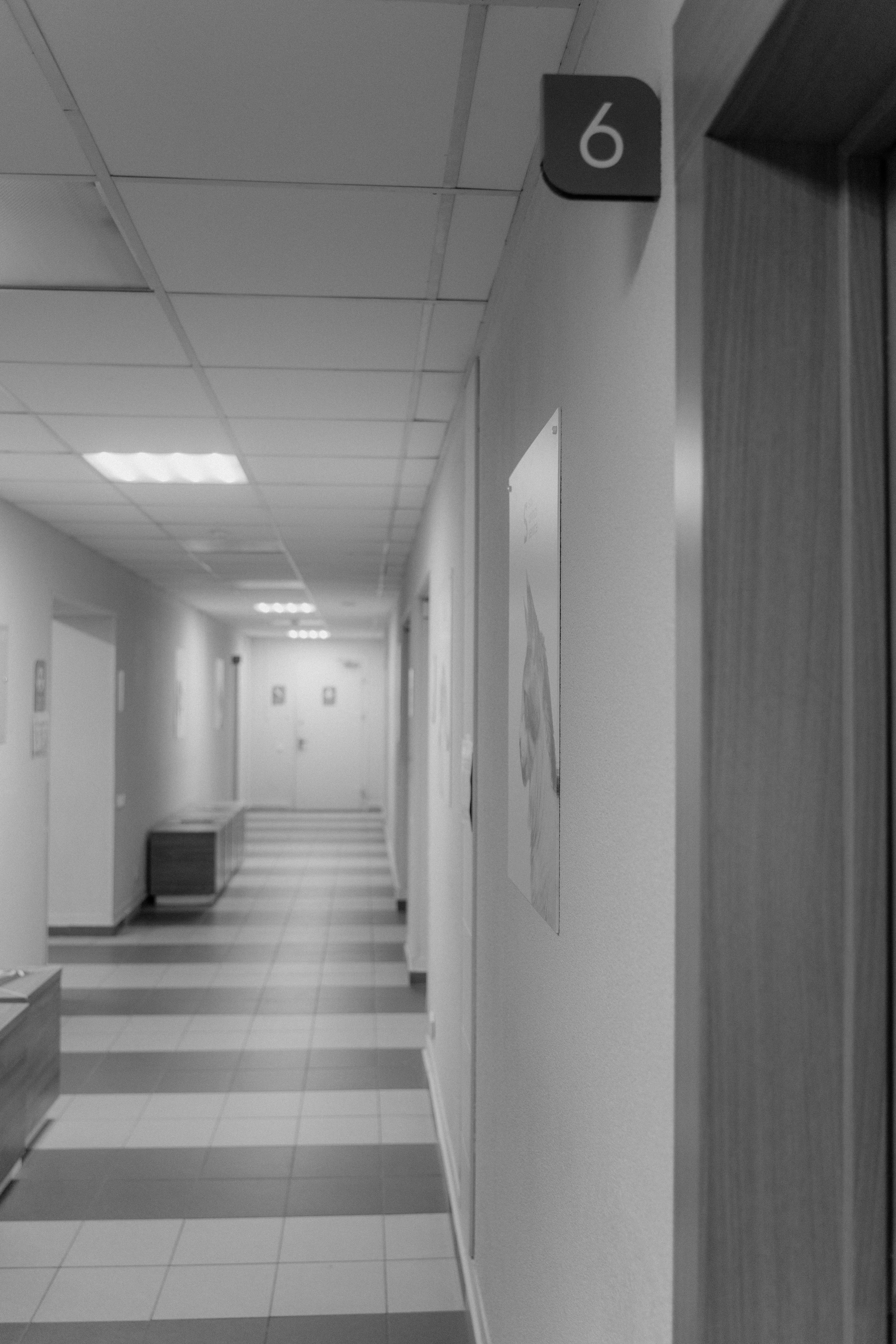 A view down an empty hospital hallway | Source: Pexels