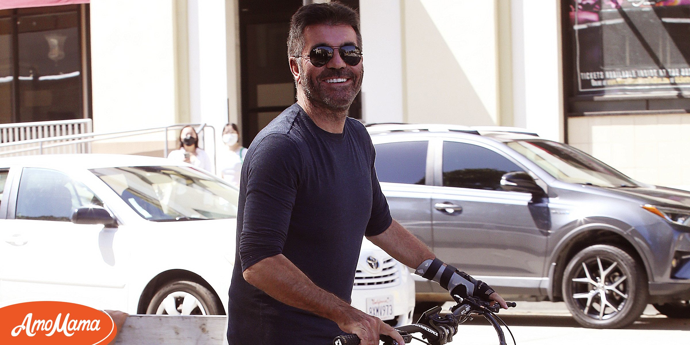 What Happened to Simon Cowell's Hand? 'AGT' Judge Was Seen with a Wrist - What Is Wrong With Simon Cowell's Hand On Agt