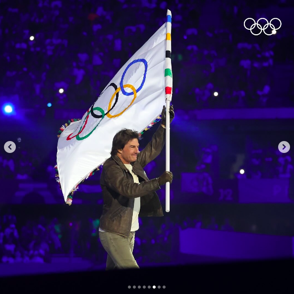 Tom Cruise holding the Olympic flag, posted on August 11, 2024 | Source: Instagram/olympics