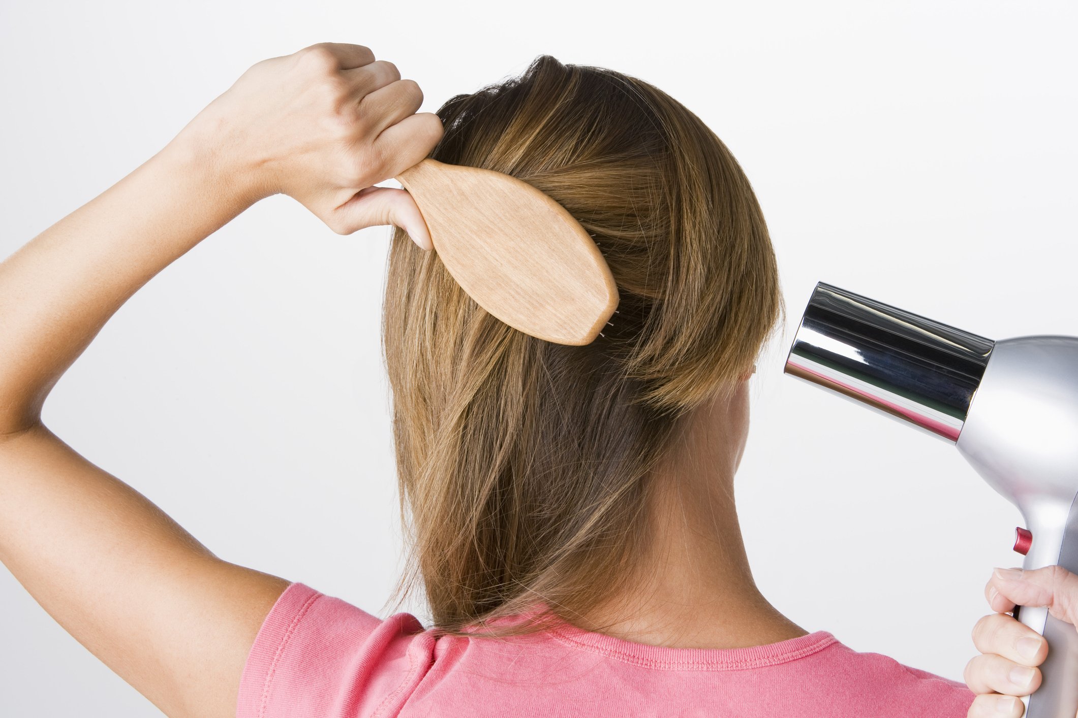Frau bürstet und trocknet Haare | Quelle: Getty Images Frau bürstet und trocknet Haare | Quelle: Getty Images