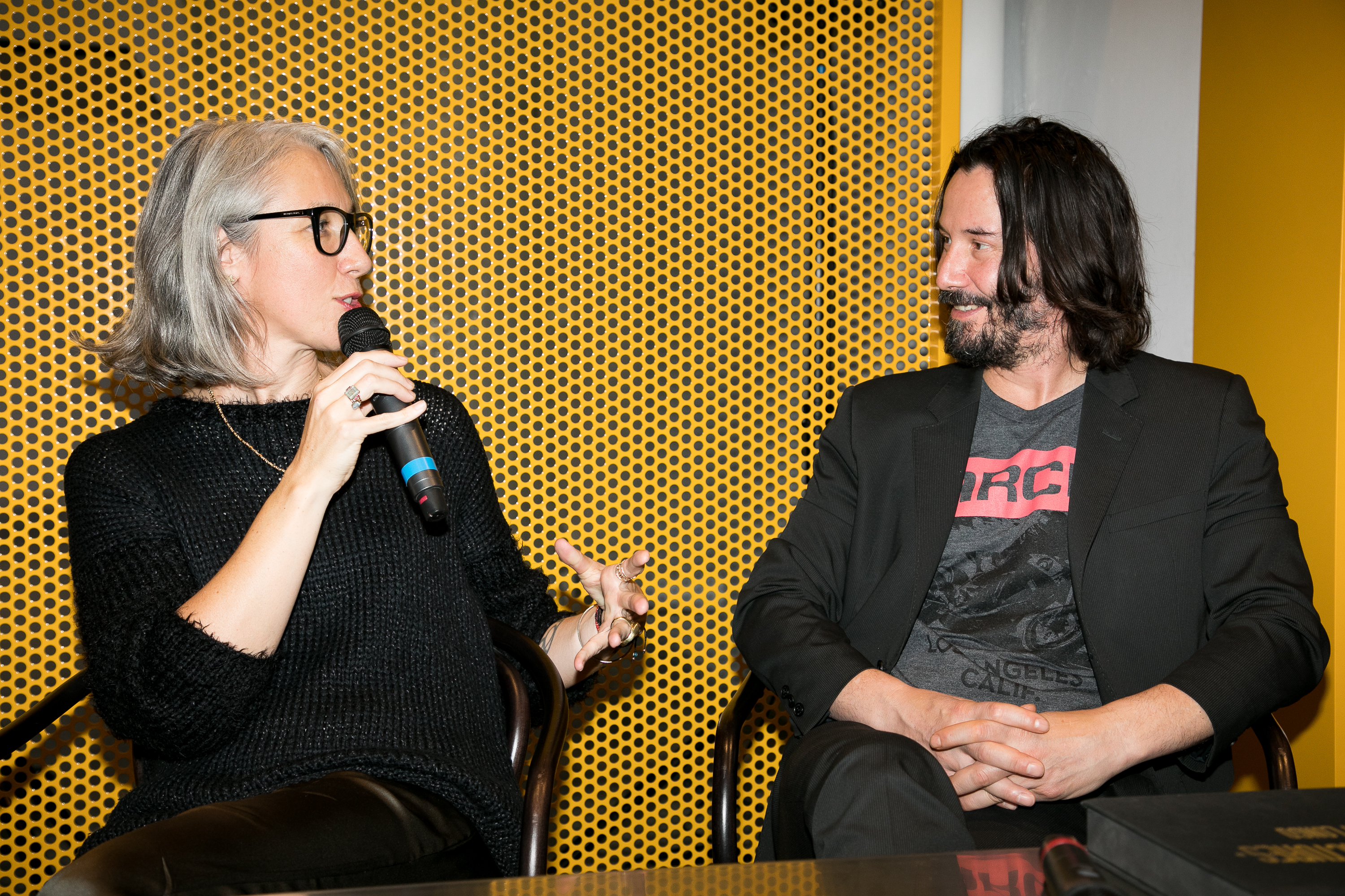 Alexandra Grant con Keanu Reeves en un evento para el lanzamiento de los libros 'X Artists' el 10 de noviembre de 2017 en París, Francia. | Foto: Getty Images