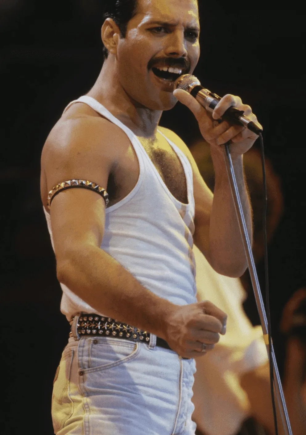 Singer Freddie Mercury of Queen performs during Live Aid at Wembley Stadium on 13 July 1985. | Photo: Getty Images