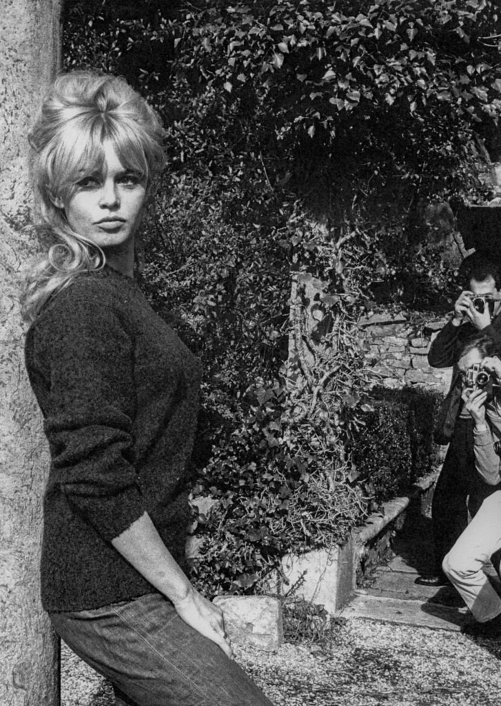Brigitte Bardot pose pour les photographes, circa 1960, France | Photo : Getty Images