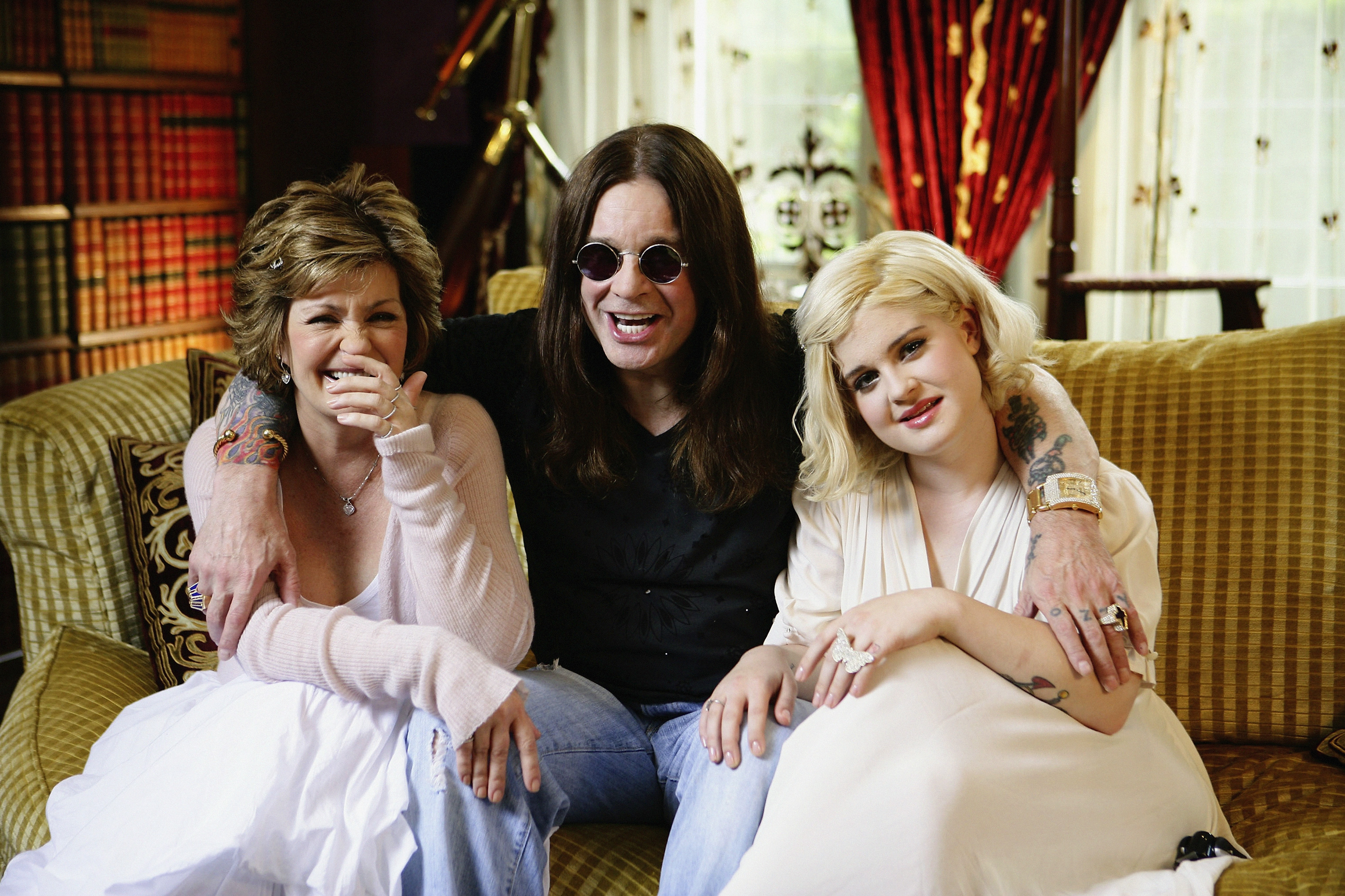 A portrait of Kelly, Sharon, and Ozzy Osbourne in their home in 2006 | Source: Getty Images