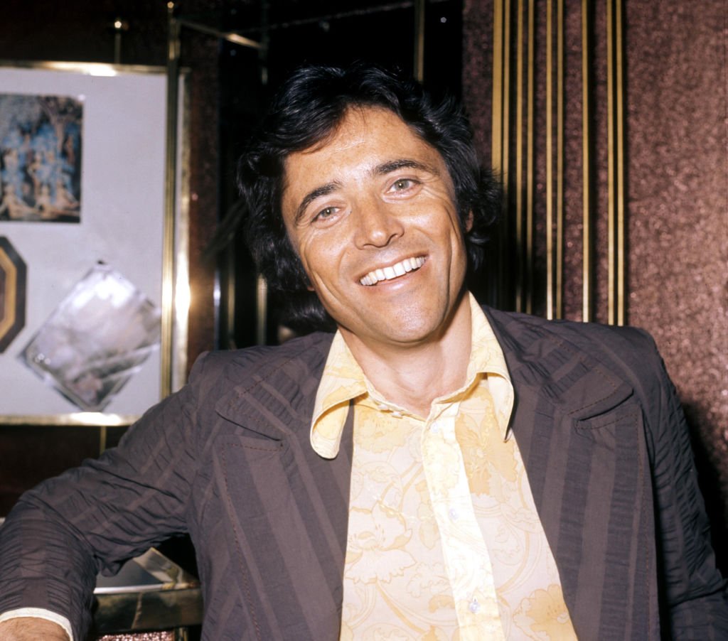 Le chanteur Sasha Distel à Paris en 1974. l Source : Getty Images