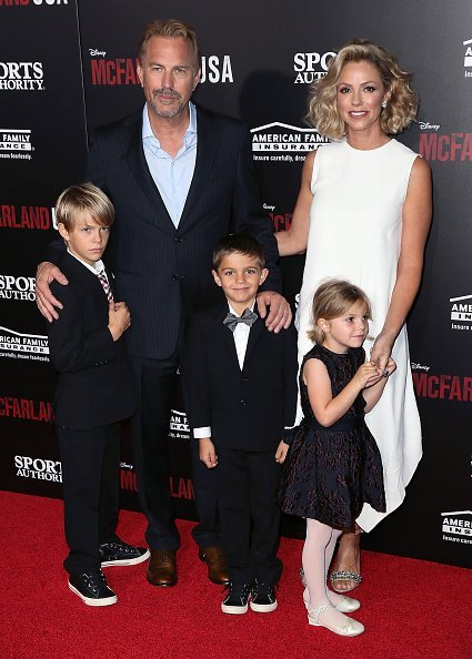 Kevin Costner, Christine Baumgartner, and their children at the El Capitan Theatre on February 9, 2015 in Hollywood, California | Photo: Getty Images