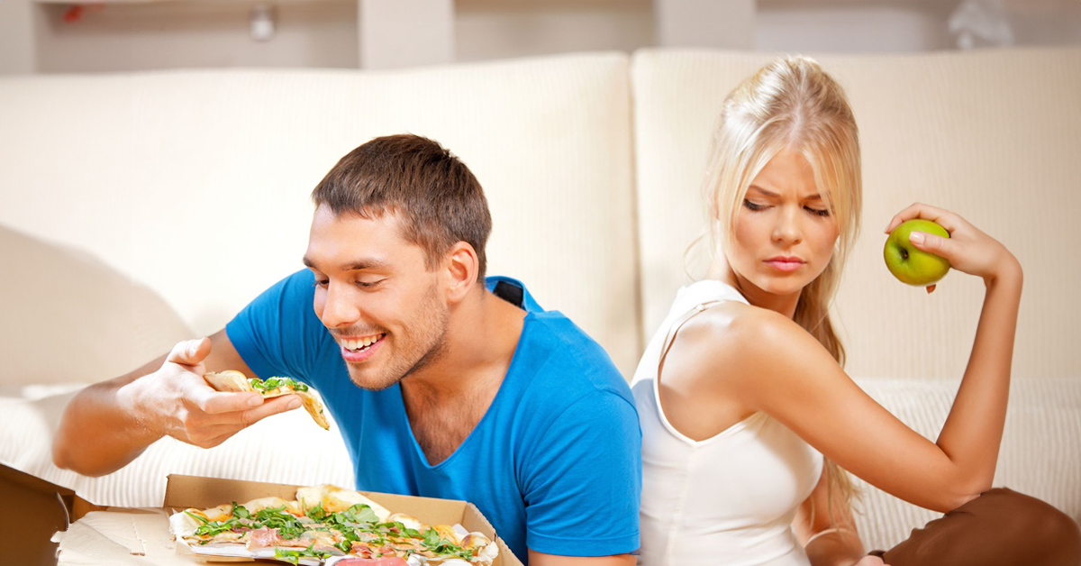 Woman looks at a man with a pizza with displeasure | Source: Shutterstock