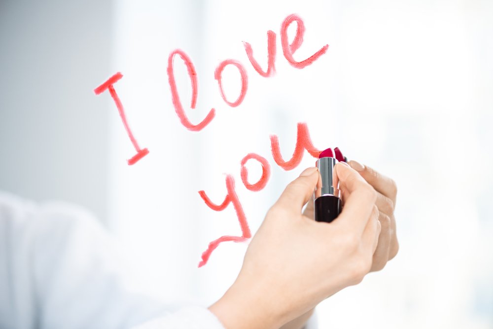 Mensaje escrito en un espejo. | Foto: Shutterstock.