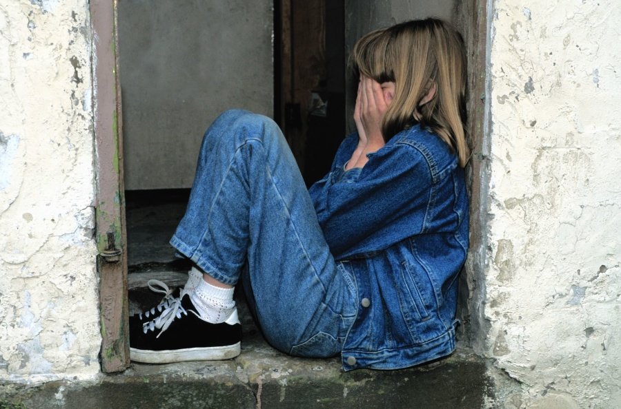 Niña sentada en el suelo llorando con las manos sobre su rostro. | Imagen: Pixnio Niña sentada en el suelo llorando con las manos sobre su rostro. | Imagen: Pixnio