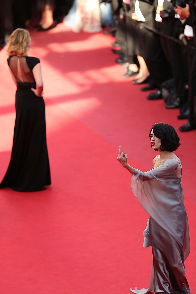 Asia montant les marches à Cannes en 2013. l Source : Getty Images Asia montant les marches à Cannes en 2013. l Source : Getty Images