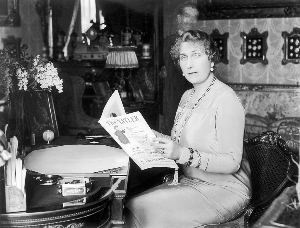 La Reina Eugenia Victoria de España leyendo una revista en inglés, entre 1940 y 1950. | Foto: Getty Images