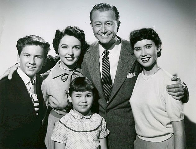 Anderson Family from the television program Father Knows Best. Back, from left: Billy Gray, Jane Wyatt, Robert Young, Elinor Donahue. At the front is Lauren Chapin. | Source: Wikimedia Commons.