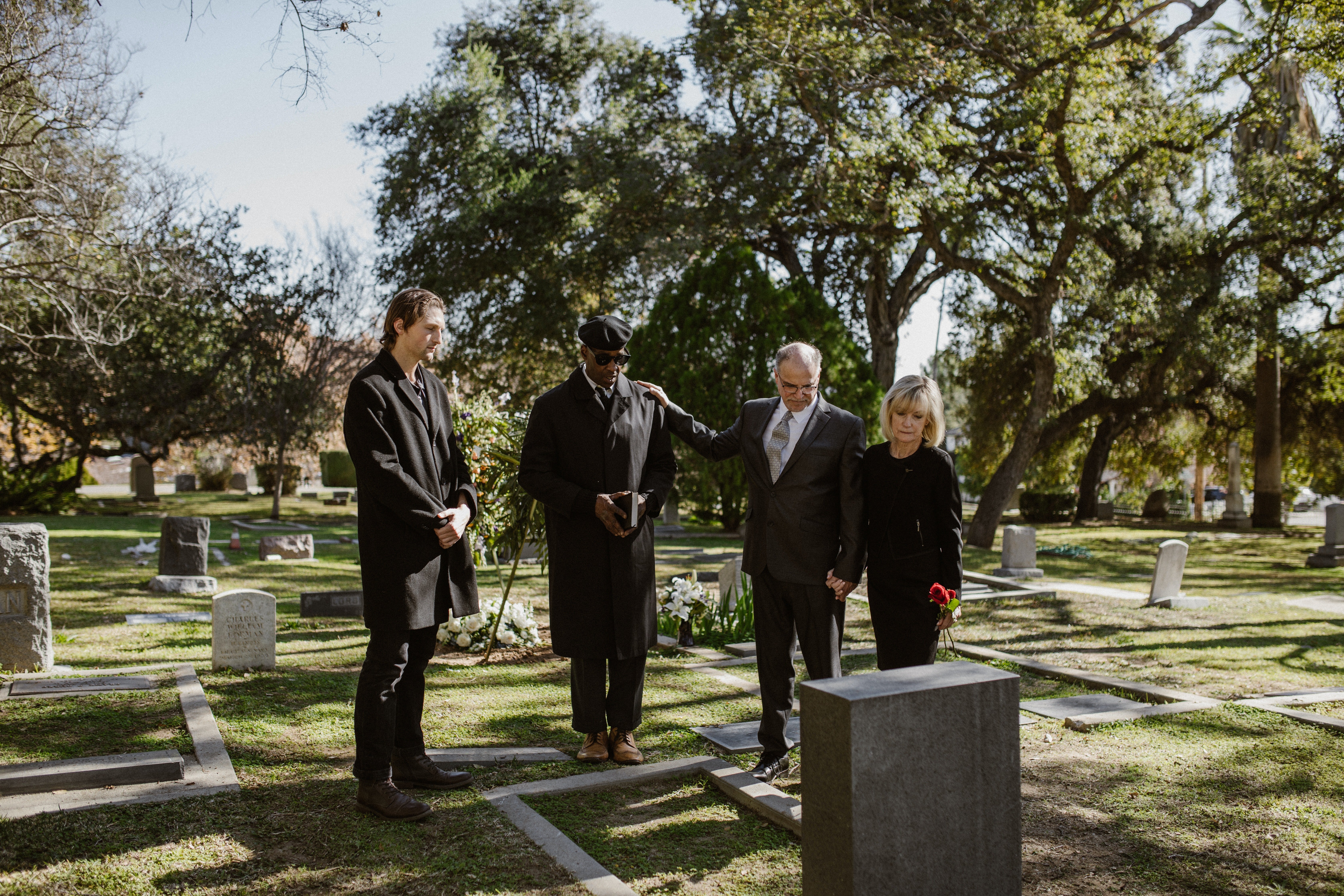 People in a cemetery | Photo: Pexels