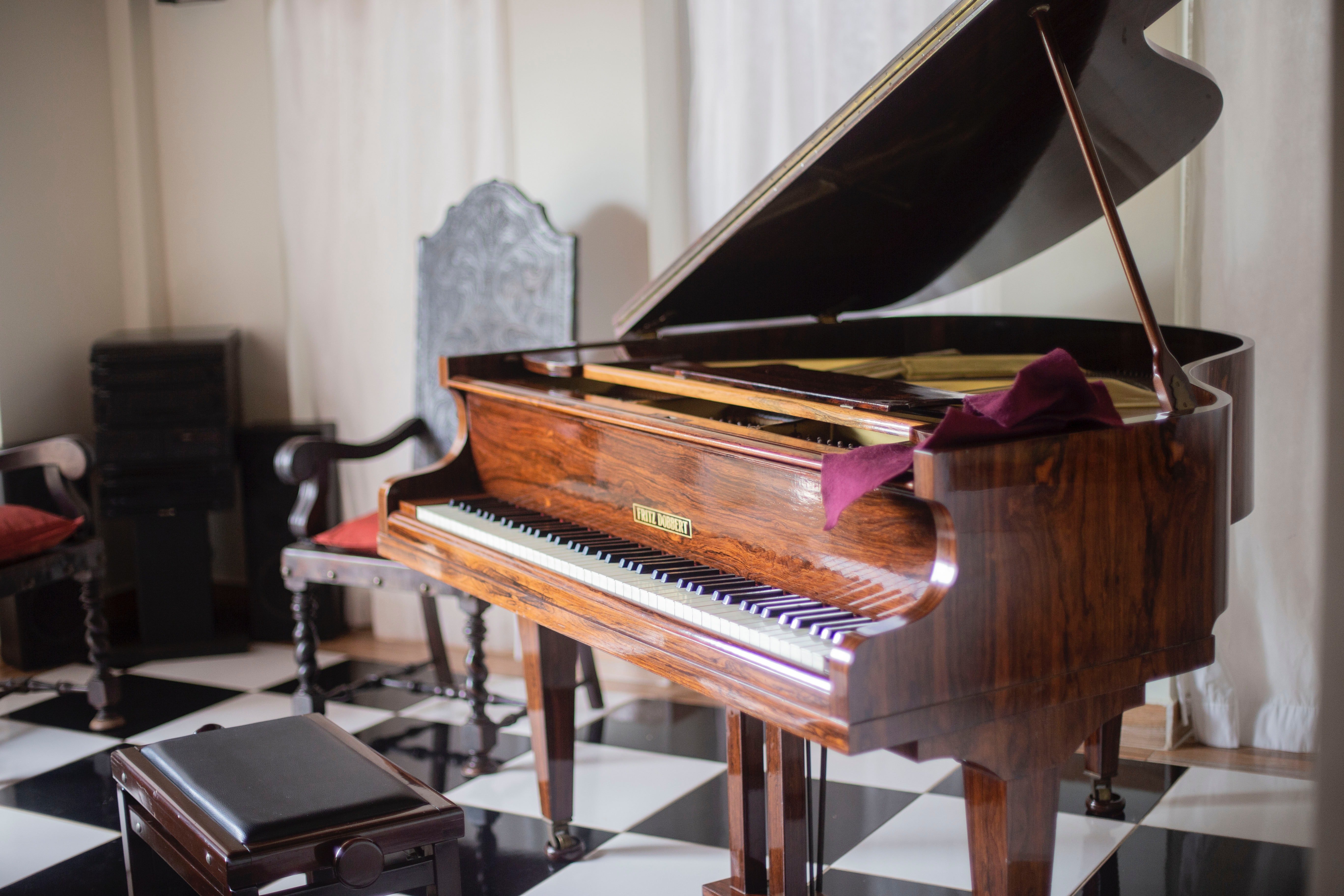 Monica & Janice surprised Charles with a piano. | Source: Pexels