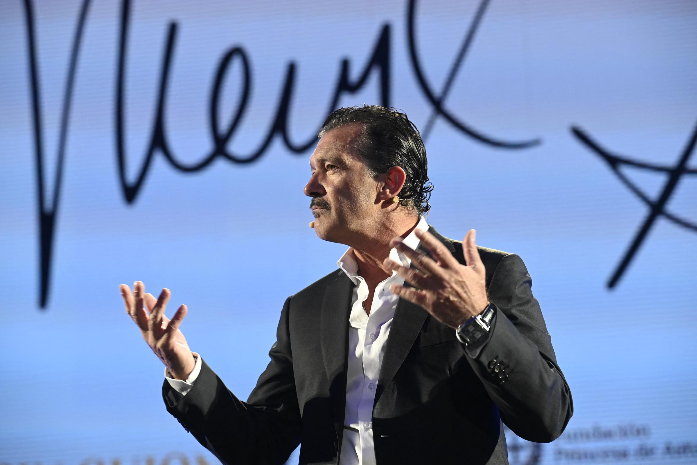 Antonio Banderas speaks with Meryl Streep on stage at Oviedo's Congress Palace on October 18, 2022. | Source: Getty Images