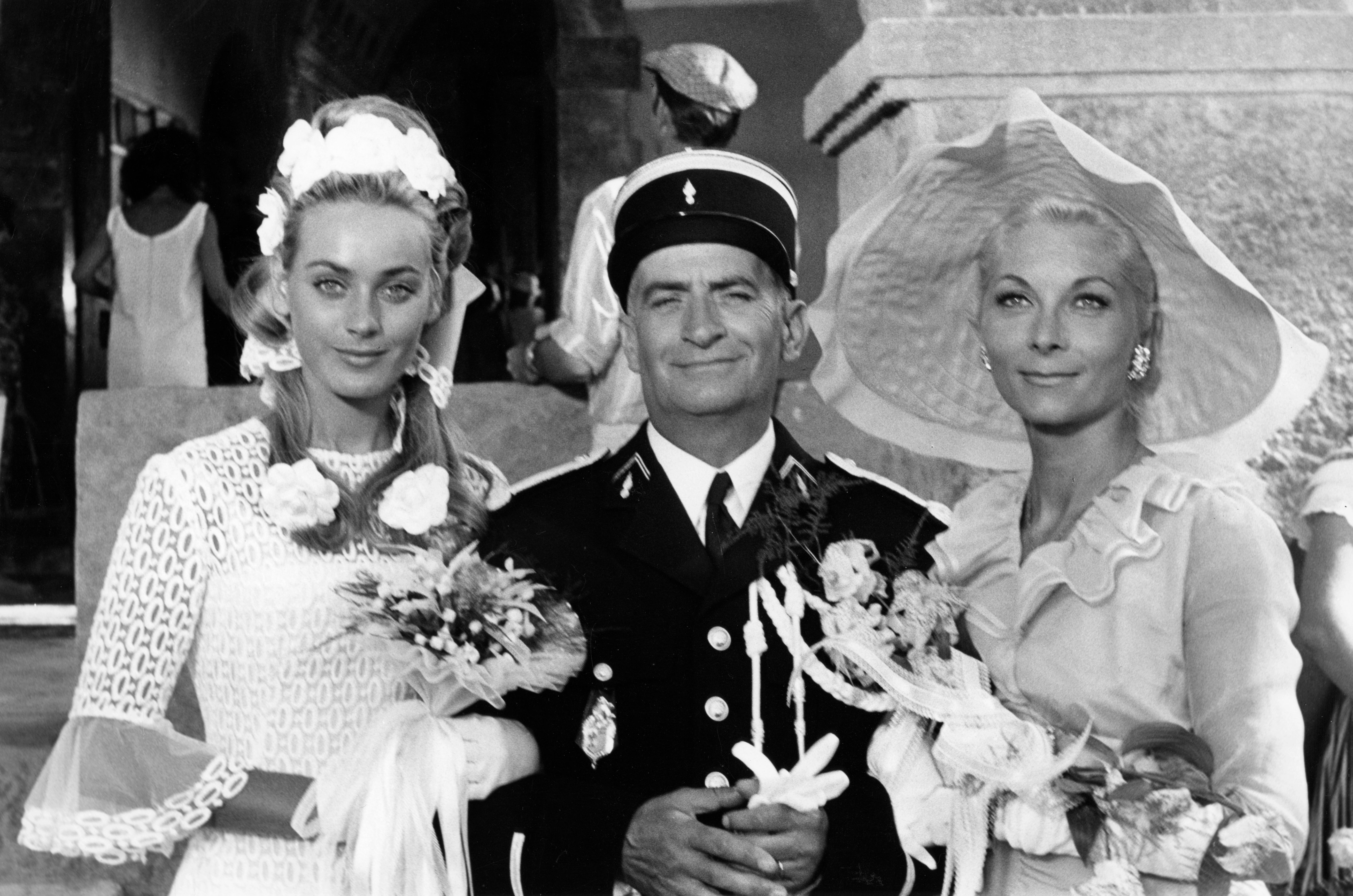 Louis de Funès entouré de Geneviève Grad et Claude Gensac sur le tournage du film 'Le Gendarme se marie' de Jean Girault à Saint-Tropez le 8 juillet 1968, France. | Photo : Getty Images